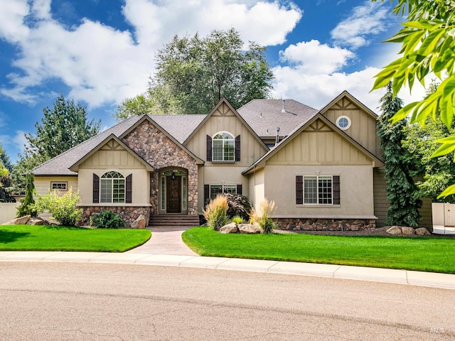 craftsman inspired home featuring a front lawn