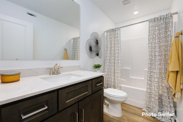 full bathroom featuring wood finished floors, toilet, vanity, shower / bathtub combination with curtain, and recessed lighting
