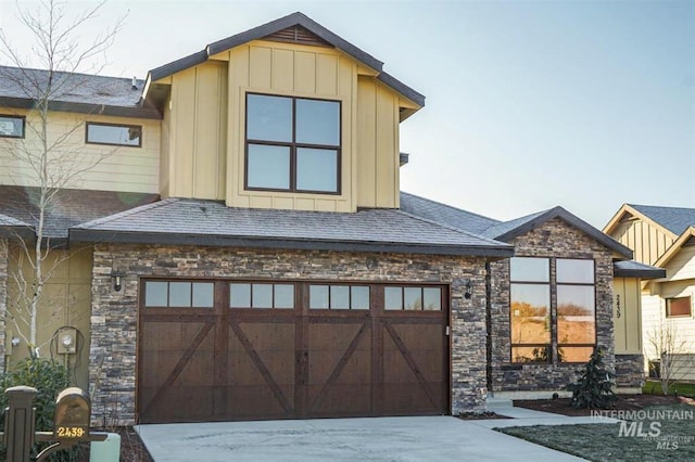 view of front facade featuring a garage