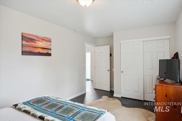 403 Antonette Cir, Cascade, ID 83611 - bedroom featuring a closet and baseboards
