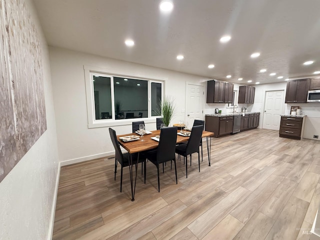 dining area featuring recessed lighting, light wood-style floors, and baseboards