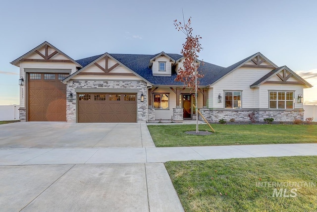 view of front facade featuring a front lawn, an attached garage, driveway, and a shingled roof