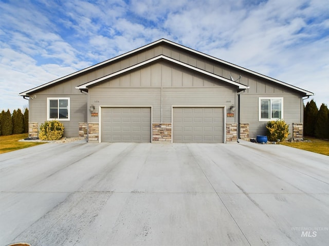 view of front facade with a garage