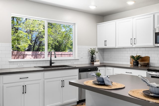19920 Lenape Ct, Caldwell, ID 83605 - kitchen featuring a sink, appliances with stainless steel finishes, dark countertops, healthy amount of natural light, and recessed lighting