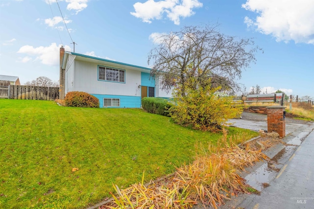 split foyer home featuring a front yard