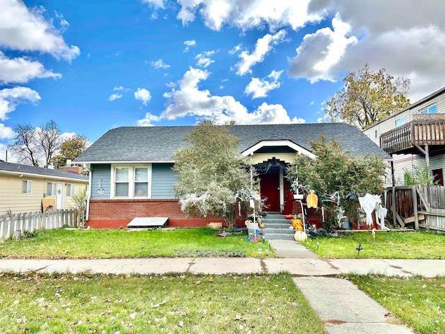 bungalow-style house featuring a front lawn