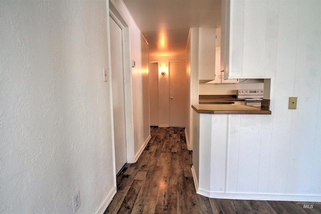 2912 S Harmony Ave, Boise, ID 83706 - corridor with dark wood finished floors
