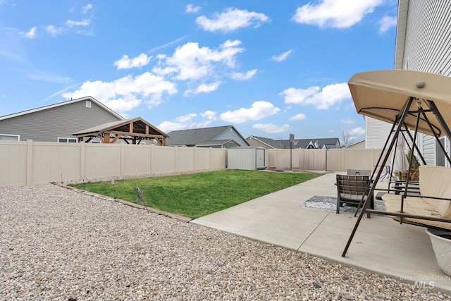 view of yard featuring a patio area