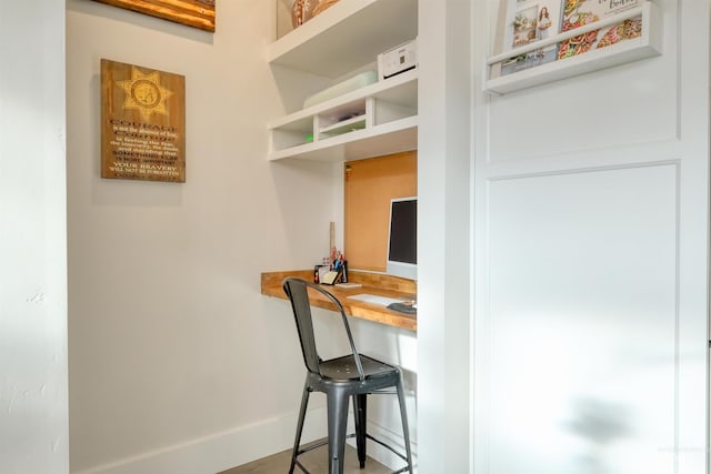 kitchen featuring a breakfast bar