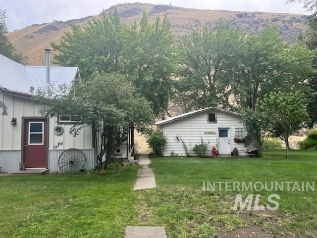 view of yard with a mountain view