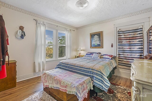 3242 S 2000 E, Wendell, ID 83355 - bedroom with wood finished floors, baseboards, and a textured ceiling