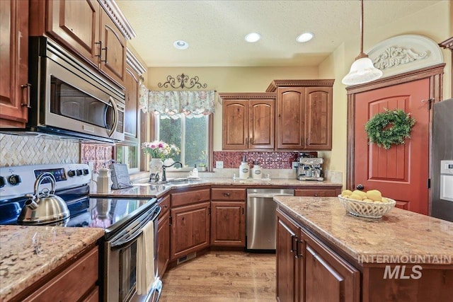 1404 Sandal Crk, Nampa, ID 83686 - kitchen featuring stainless steel appliances, a sink, pendant lighting, light wood-style floors, and recessed lighting