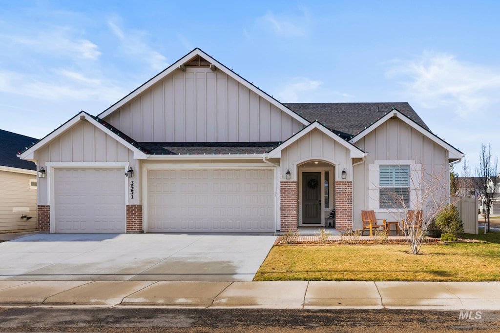 view of front of house featuring a front lawn and a garage