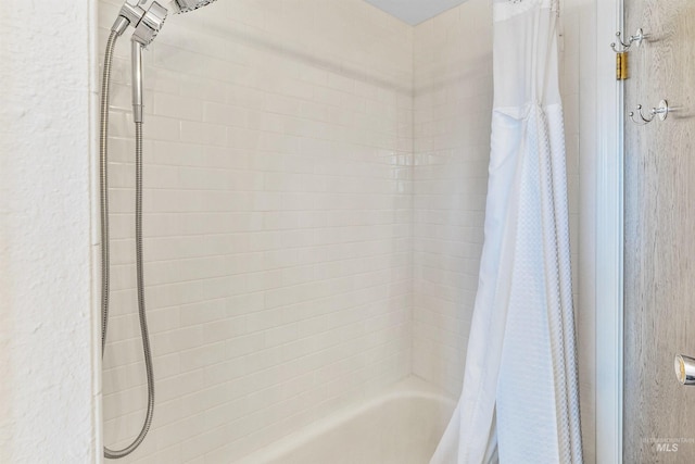 bathroom featuring shower / bath combo