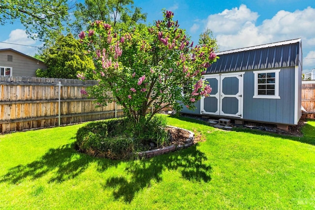view of yard featuring a shed and an outdoor structure
