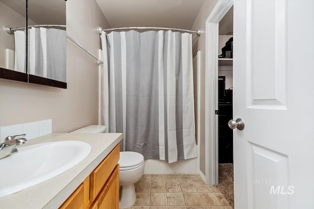 bathroom with a shower with shower curtain, vanity, and toilet