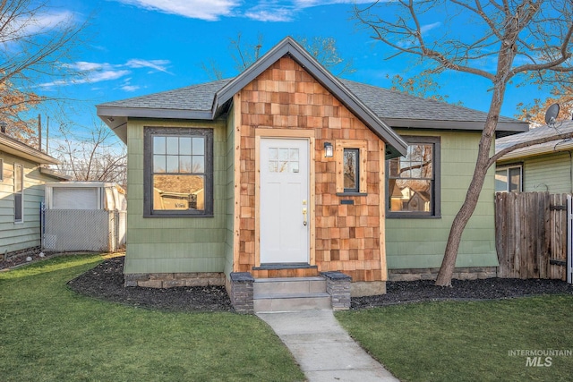 bungalow featuring a front yard