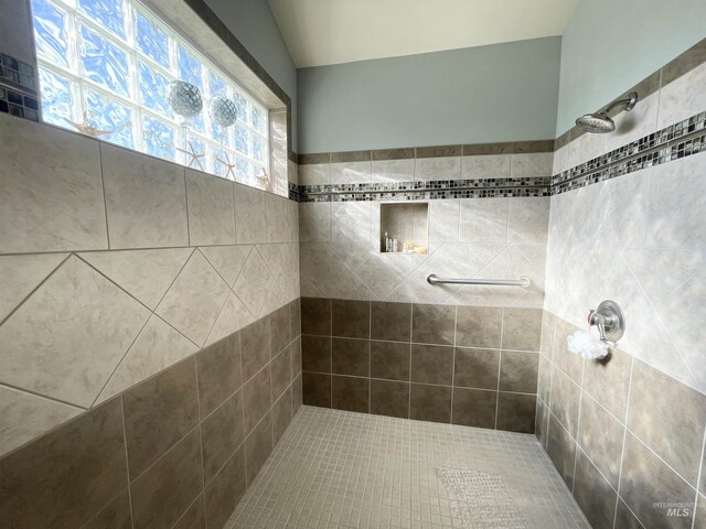 2655 13th St, Clarkston, WA 99403 - bathroom with a tile shower