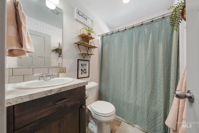 2026 Kelly Dr, Payette, ID 83661 - full bathroom with toilet, vanity, and tasteful backsplash