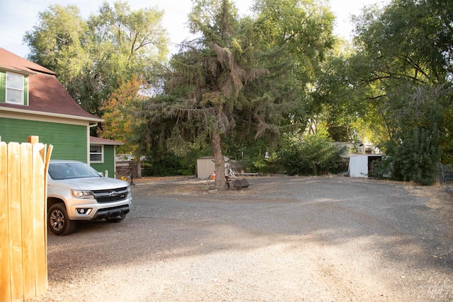 view of yard featuring a shed