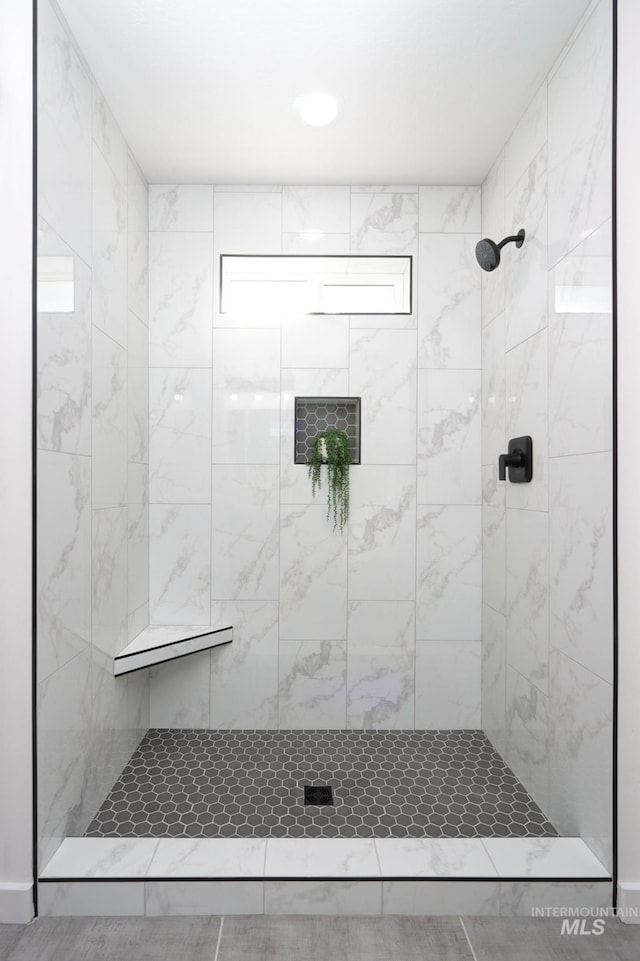 bathroom featuring a tile shower