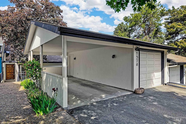 1574 E Sendero Ln, Boise, ID 83712 - garage with asphalt driveway