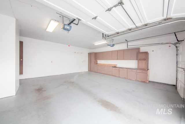 2634 Laurel Ct, Clarkston, WA 99403 - garage with a garage door opener
