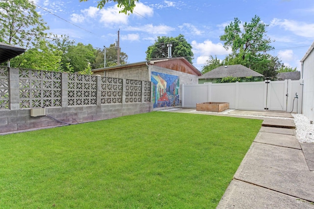 312 4th Ave, Lewiston, ID 83501 - view of yard featuring a gate and an outdoor structure