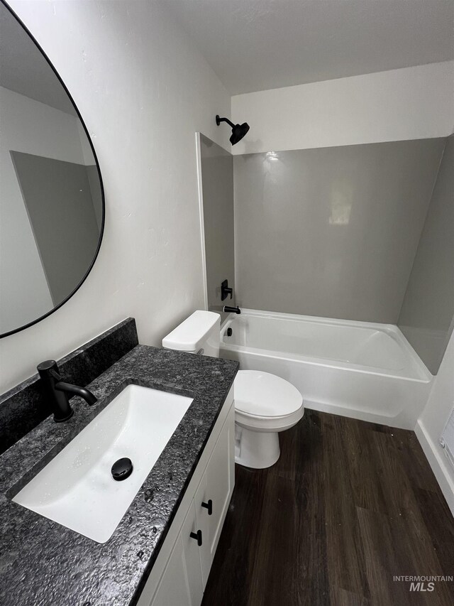 956 8th Ave N, Payette, ID 83661 - full bathroom featuring wood finished floors, shower / bathtub combination, and vanity