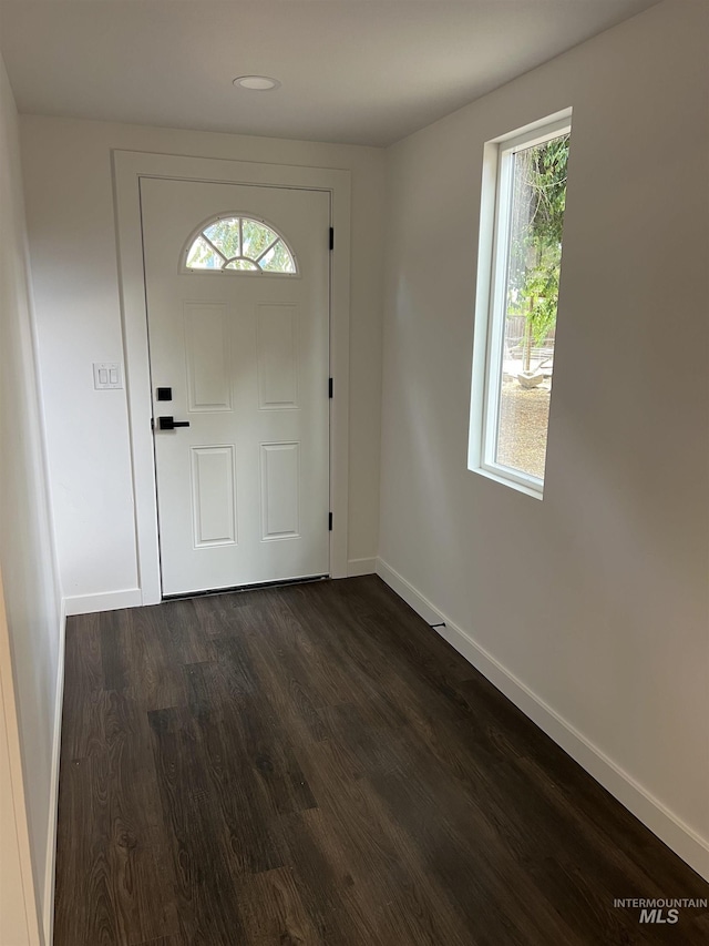956 8th Ave N, Payette, ID 83661 - entryway featuring baseboards and dark wood-style flooring