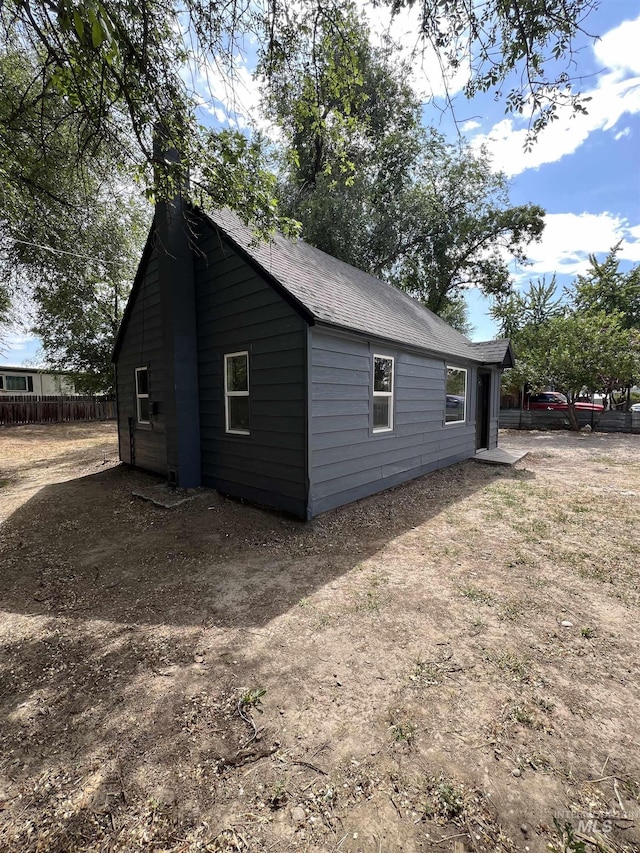 956 8th Ave N, Payette, ID 83661 - view of side of property featuring a shingled roof