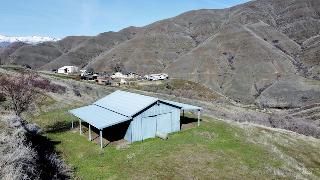 view of pole building with a yard and a mountain view