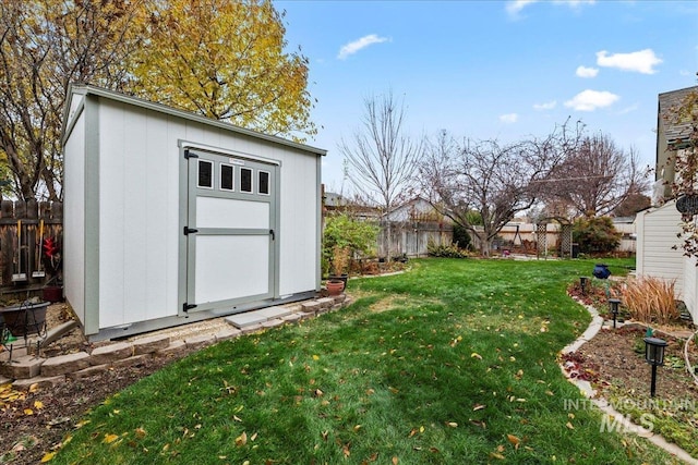 view of yard featuring a shed