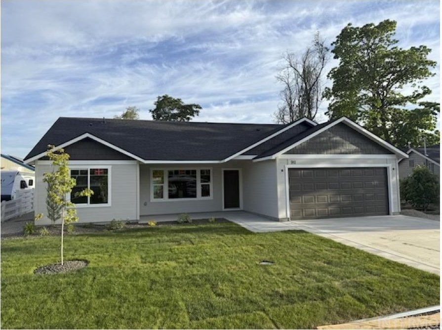 911 Franklin Rd, Marsing, ID 83639 - ranch-style home featuring an attached garage, driveway, and a front yard