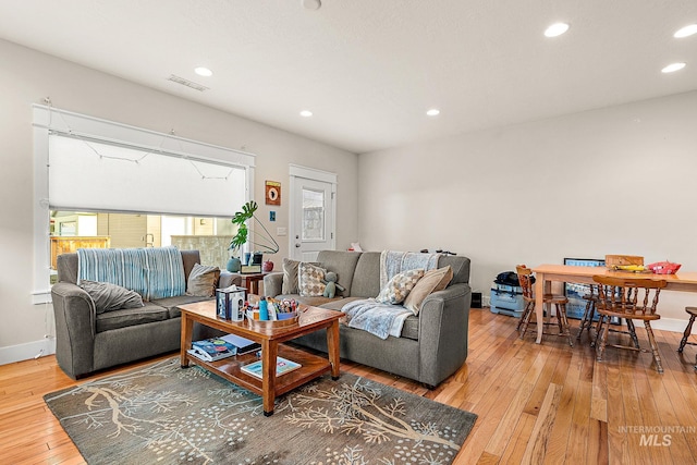 living area featuring baseboards, wood-type flooring, visible vents, and recessed lighting