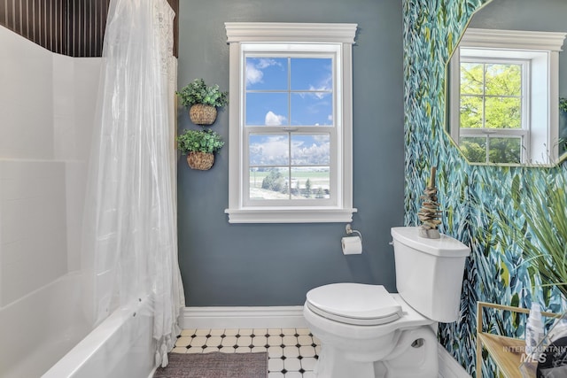 930 W Wanda Ln, Heyburn, ID 83336 - bathroom featuring baseboards, toilet, healthy amount of natural light, and shower / bath combo with shower curtain