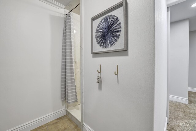 930 W Wanda Ln, Heyburn, ID 83336 - full bathroom featuring baseboards and curtained shower