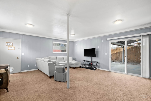 living room featuring crown molding and carpet