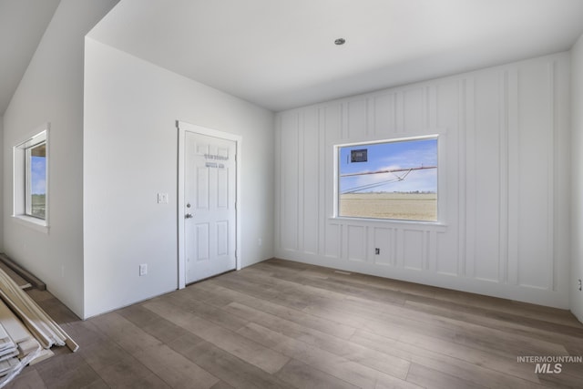 916 23rd Ave E, Jerome, ID 83328 - foyer with wood finished floors and a wealth of natural light