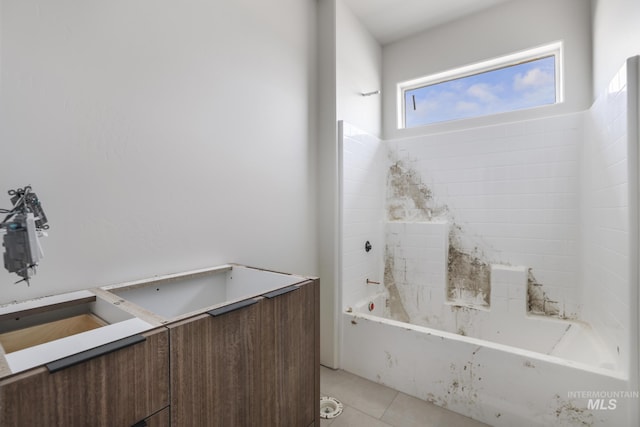 916 23rd Ave E, Jerome, ID 83328 - bathroom featuring tile patterned floors and a tub