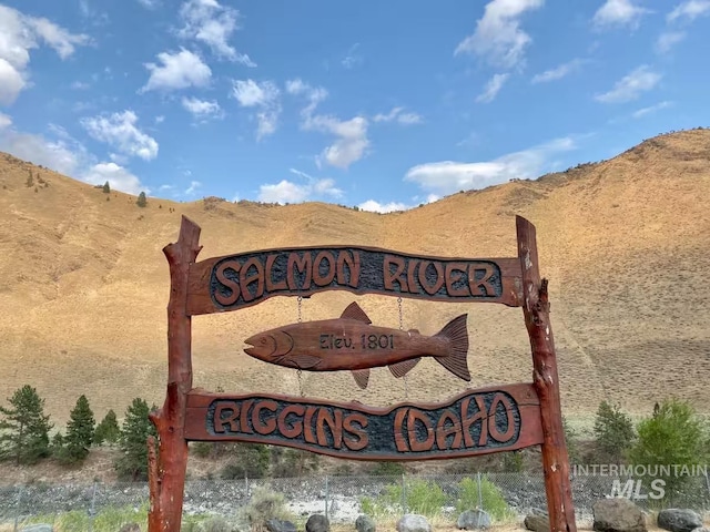 community / neighborhood sign featuring a mountain view