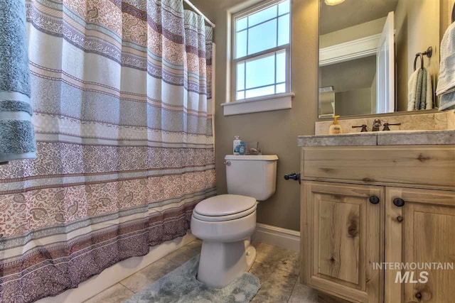 full bathroom featuring tile patterned flooring, baseboards, toilet, a shower with shower curtain, and vanity