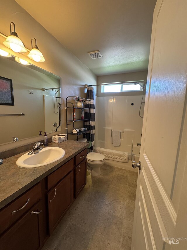 1309 Golden Pheasant Dr, Twin Falls, ID 83301 - bathroom with shower / tub combo with curtain, toilet, and vanity