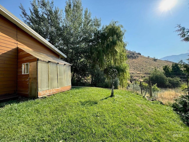 view of yard with a mountain view and an outdoor structure