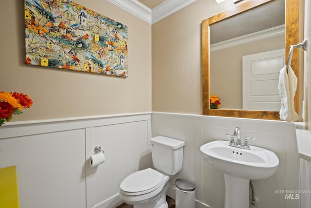 9462 W Whitecrest, Star, ID 83669 - bathroom featuring crown molding, wainscoting, and a decorative wall