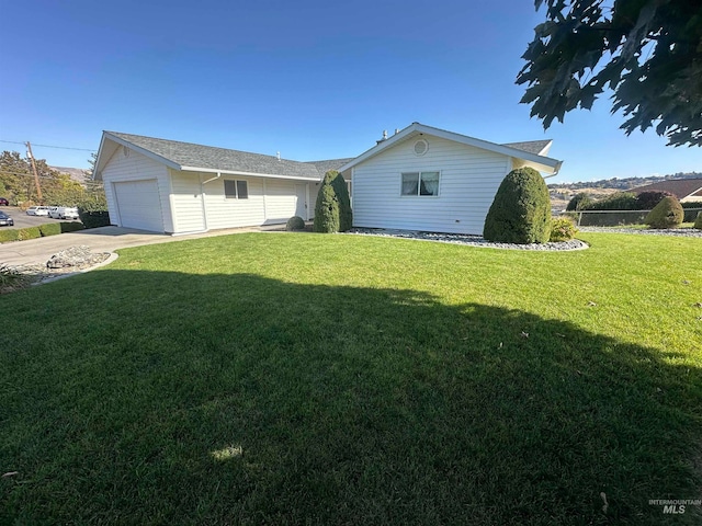 view of front facade featuring a front yard and a garage