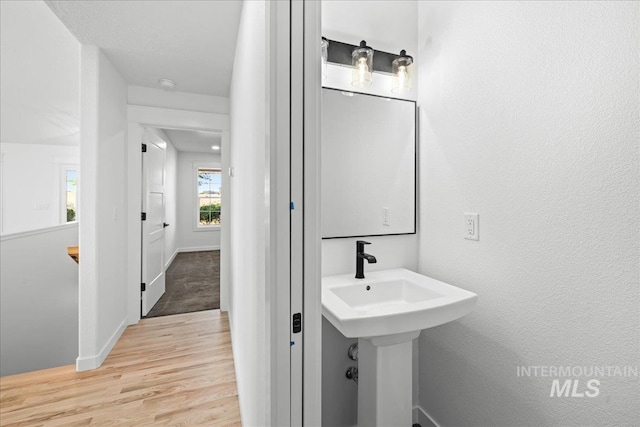 1006 Hill Rd, Homedale, ID 83628 - bathroom featuring wood finished floors and baseboards
