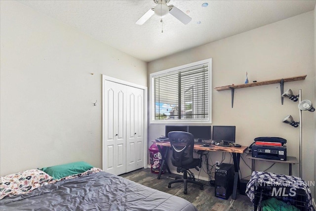 583 E Willowridge Ct, Kuna, ID 83634 - bedroom featuring wood finished floors, a closet, an office area, baseboards, and a textured ceiling