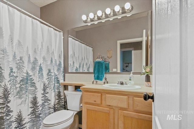583 E Willowridge Ct, Kuna, ID 83634 - bathroom with toilet, vanity, decorative backsplash, and curtained shower