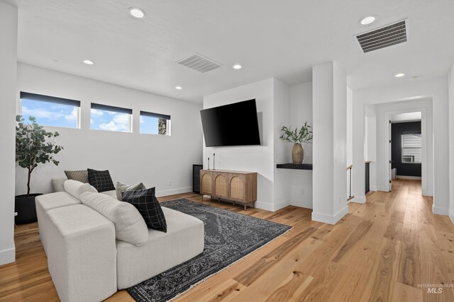 13684 N Sage Grouse Pl, Boise, ID 83714 - living area with light wood-type flooring, visible vents, baseboards, and recessed lighting